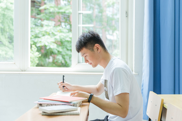 大英县蓝议科技职业技术学校是公办吗