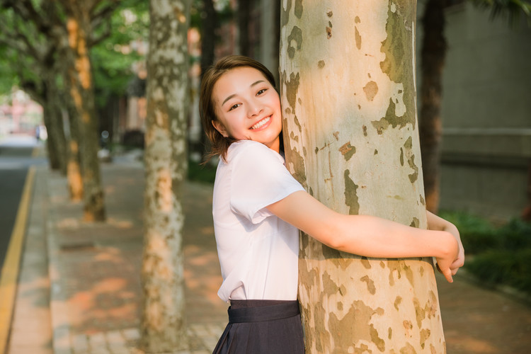成都中专多少钱学生旅游免学费(成都中专学费多少)